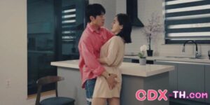 จับสาวเซ็กซี่ยืนเย้ดในครัว